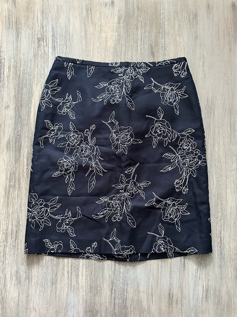 Ann Taylor Pencil Skirt with White Floral Embroidery 8P